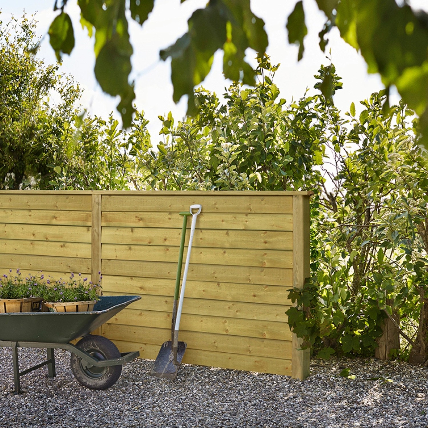 Druckimprägnierter Sichtschutzzaun Klink aus Nadelholz, 174x129cm, mit Schubkarre und Gartengeräten.
