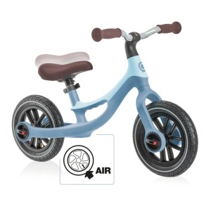 Pastellblaues Globber Go Bike Elite Air Laufrad für Kinder mit 10 Zoll Luftbereifung und höhenverstellbarem Sattel.