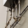 Installierte Kupferrohre mit Kirchhoff Klemmfitting Winkel 90° und Außengewinde an einer Wand.