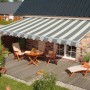 Gestreifte Gelenkarmmarkise Star Klassik, 300x200 cm, beige-grau, montiert über einer Terrasse mit Gartenmöbeln.