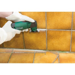 LUX HM-Segmentsägeblatt 85 mm im Einsatz zum Entfernen von Fugenmasse zwischen Fliesen.