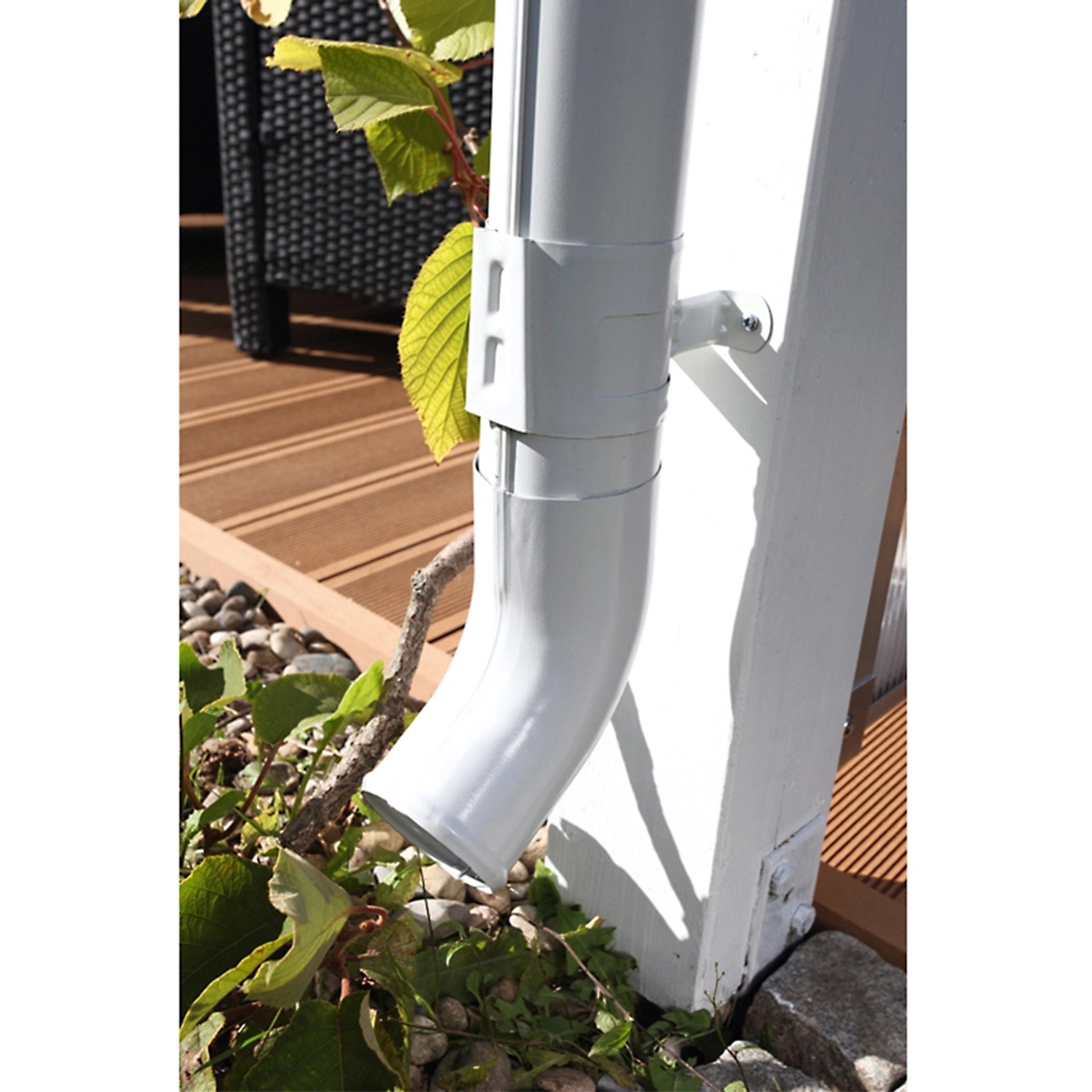 Weißes Regenrinnen-Fallrohr aus Stahl, Teil eines 2er Sets für Carports.