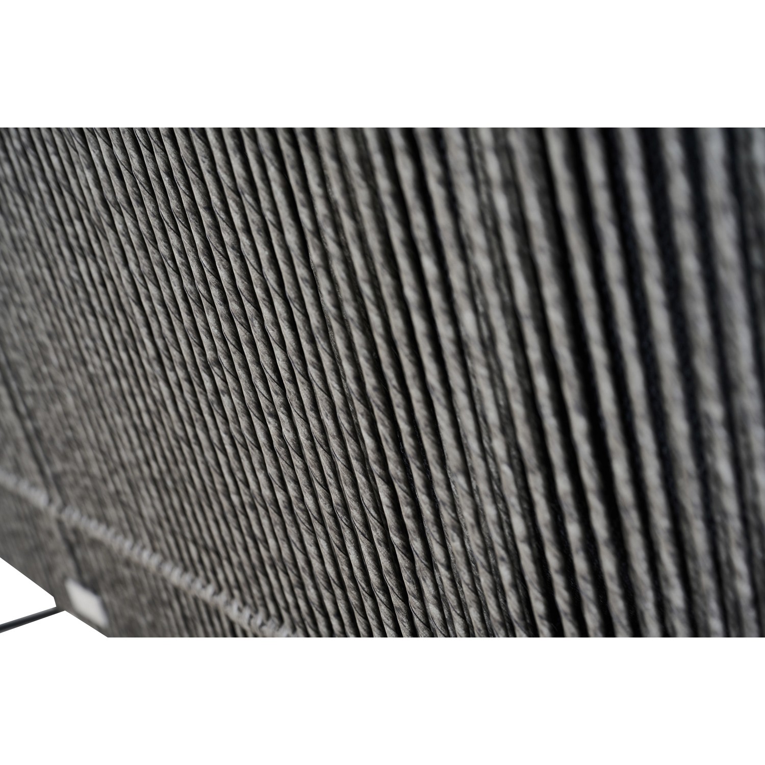 Detailaufnahme: Graues Siena Garden Kansas Loungesofa mit handgeflochtenen Kordeln.