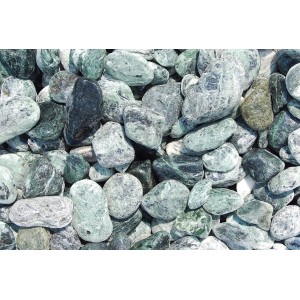 Nahaufnahme von Alpen-Grün Marmor Zierkies (40-60mm) im Big-Bag, ideal für Gartengestaltung.