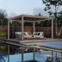 Sandfarbene Aluminium Pergola mit elektrischem Lamellendach und integrierter LED-Beleuchtung über einer Lounge am Pool.