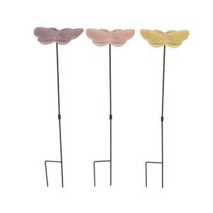 Drei Schmetterlings-Vogelfutterstellen aus Bambusfaser in Pastellfarben auf Metallstäben für Gartendekoration.