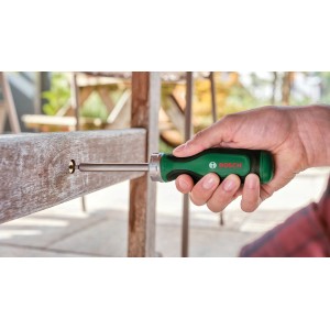 Bosch Bit-Ratschenschraubendreher im Einsatz: Schraube wird in Holz gedreht.