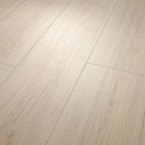 Helle, wasserfeste Egger NatureSense Aqua Laminat Dielen in Weiß mit Holzoptik.