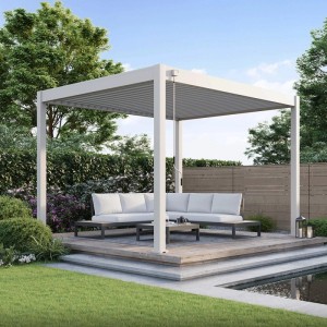 Freistehender Weide Classic Pavillon 3x3,6m in Ivory Sand mit Aluminium-Lamellendach auf einer Holzterrasse im Garten.