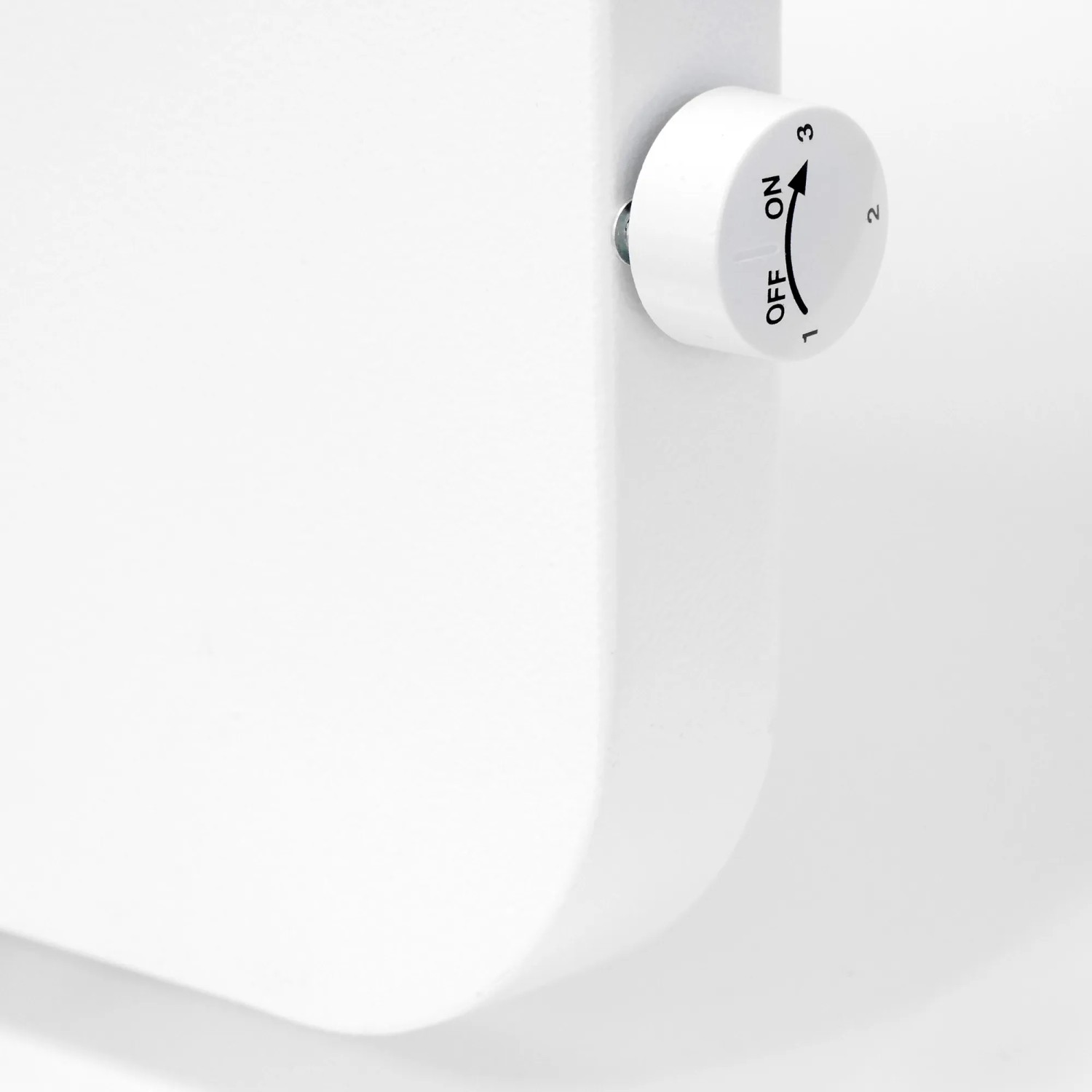 Detailaufnahme: Thermostat der weißen Vasner Konvi Plus Hybridheizung.