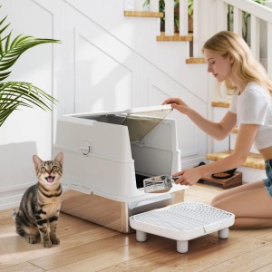 PawHut Katzentoilette Hellgrau aus Edelstahl mit Deckel, Schaufel & Streufilter. Katze sitzt daneben.