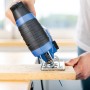 LUX Stichsäge E-STS-23 beim Sägen von Holz. Blaue Stichsäge mit Hand.