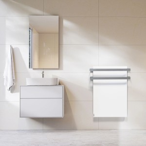 Vasner Citara Infrarotheizung mit Handtuchhalter Set (2 Stück) in Silber im modernen Badezimmer.