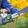 LUX Akku-Kettensäge A-KS-20/25 mit Schwertschutz, gehalten von einer Person. Ideal für Gartenarbeiten.