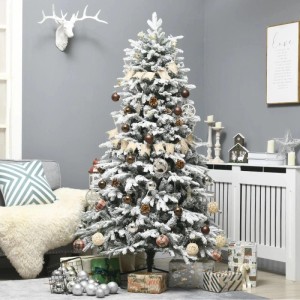Künstlicher Weihnachtsbaum 180 cm mit Kunstschnee und Lichtern, geschmückt im Wohnzimmer mit Geschenken.