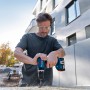 Mann bohrt mit Bosch Professional Akku-Schlagbohrschrauber. Werkzeug-Set mit 18V-Werkzeugen.