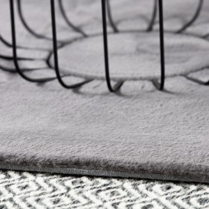 Detailansicht: Silberner Obsession Teppich My Cha Cha (150x80 cm) mit weicher Kaninchenfell-Haptik.