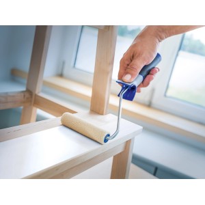 LUX Filzwalze (10 cm, 2 Stk.) beim Lackieren eines Holzstuhls. Farbwalze für Lackarbeiten.