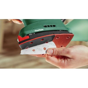 Hand befestigt Schleifpapier an roter Schleifplatte des grünen Bosch Akku-Multischleifers UniversalSander 18V-10.
