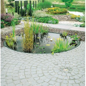 Runder Ubbink GFK-Fertigteich Mars RT1 (550 l) mit Bepflanzung im Garten.