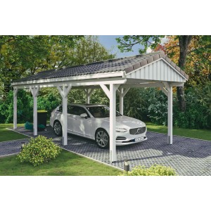 Weißer Skan Holz Carport Fichtelberg mit Dachlattung und geparktem Auto im Garten.