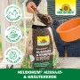 Neudorff Neudohum Aussaat- & Kräutererde wird mit Schaufel in einen Sack gefüllt.