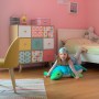 Mädchen liegt auf blauem Westmann Pool Buddy Schildkröte im Kinderzimmer.