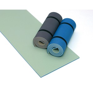 PE-Liegematte, doppellagig, ausgerollt und zwei gerollte Matten (blau, grau) mit Gurten.