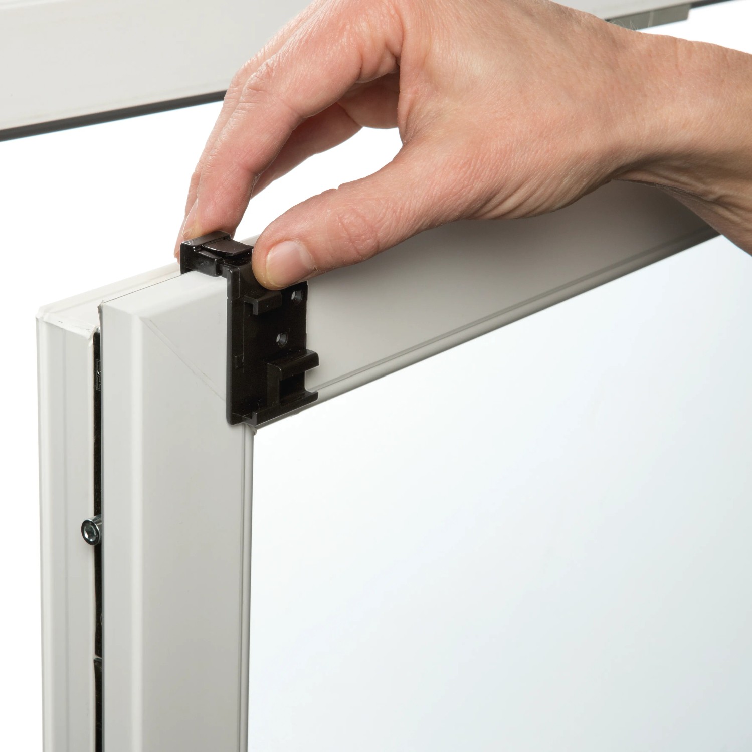 Montage des Gardinia EasyFix Thermo Rollos am Fensterrahmen mit Klemmträger.