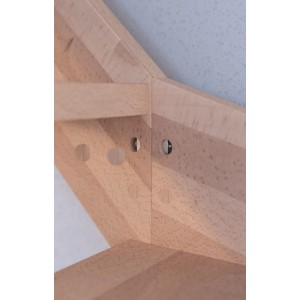 Detailaufnahme der StarWood Treppe Rhodos Buche mit Design-Geländer und Holzstäben.