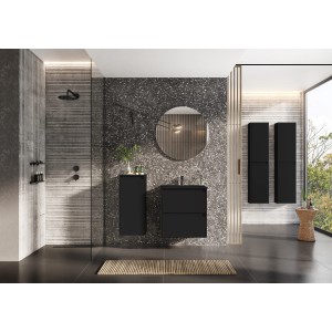 Schwarzer Maximus Bad-Hochschrank Sisi, 35 cm breit, im modernen Badezimmer mit Waschtisch und Spiegel.