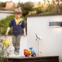 Moderne Philips myGarden Außenwandleuchte Hedgehog aus Edelstahl an einer weißen Hauswand.