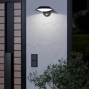 Schwarze Eglo LED Solar Wandleuchte Cerrisi mit Sensor, 10,5x25cm, an Hauswand.
