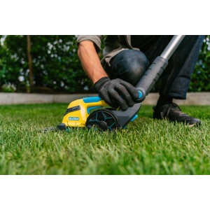 Gloria FineCut Grasschere mit Griffverlängerung im Einsatz auf Rasen.