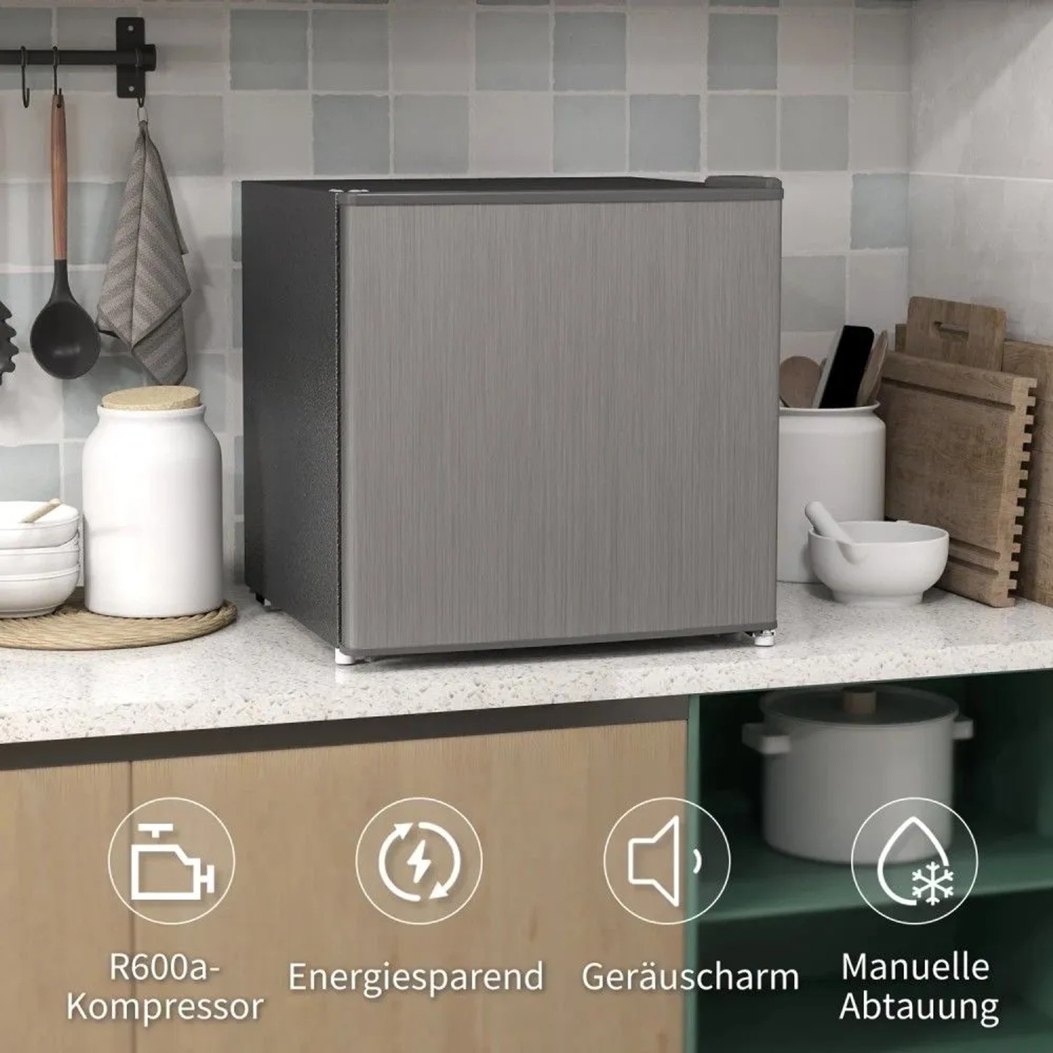 Grauer HOMCOM Mini-Gefrierschrank 35 L freistehend auf Küchenarbeitsplatte. Kompakte Gefrierbox mit gebürsteter Optik.
