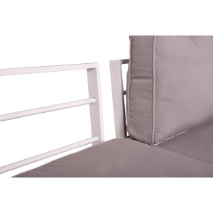 Detailaufnahme: Weiße Garden Pleasure Lounge Valentina mit grauen Kissen. Gartenmöbel für gemütliche Stunden.