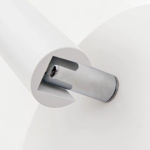 Detailansicht des schwenkbaren Leselichts der weißen Orion LED Wandleuchte. Der Aluminium-Gelenkmechanismus ist deutlich sichtbar.