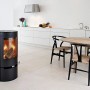 Schwarzer Aduro 9.1 Kaminofen (6 kW) mit Automatik im modernen Wohnraum.