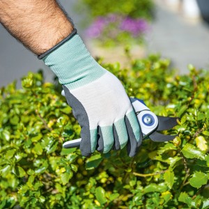 Hand mit LUX Arbeitshandschuh Active Cool Größe 10 beim Heckenschneiden.
