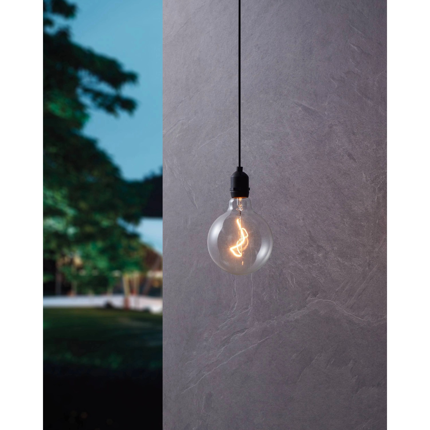 Transparente Eglo Vignanello Außen-Pendelleuchte mit schwarzem Kabel und warmweißem Licht.