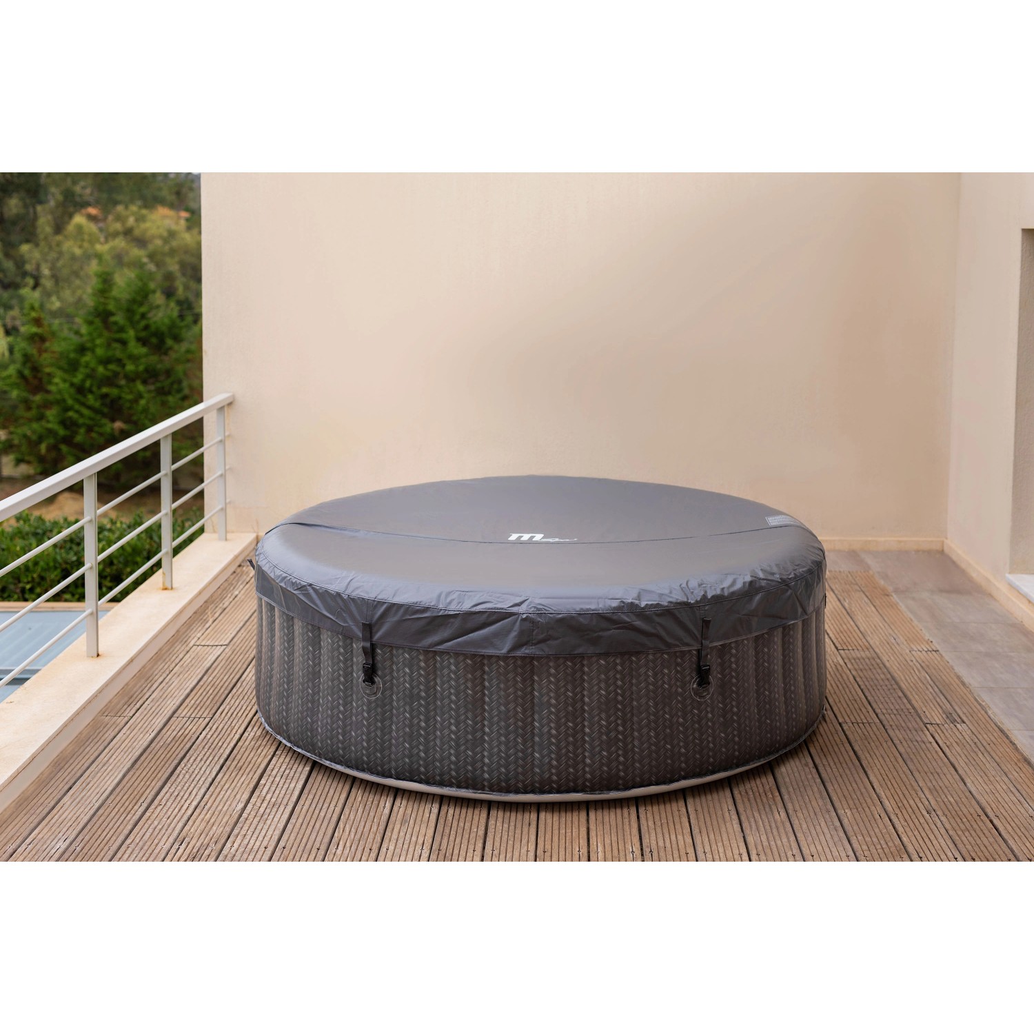 Abgedeckter, runder, grauer, aufblasbarer Whirlpool OTTOMAN im Rattan Design für 6 Personen.