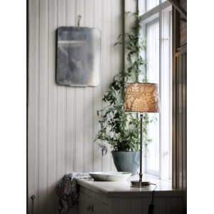 PR Home Liam Tischleuchte mit floralem Schirm und Chromfuß. Dekoratives skandinavisches Design für Innenräume.