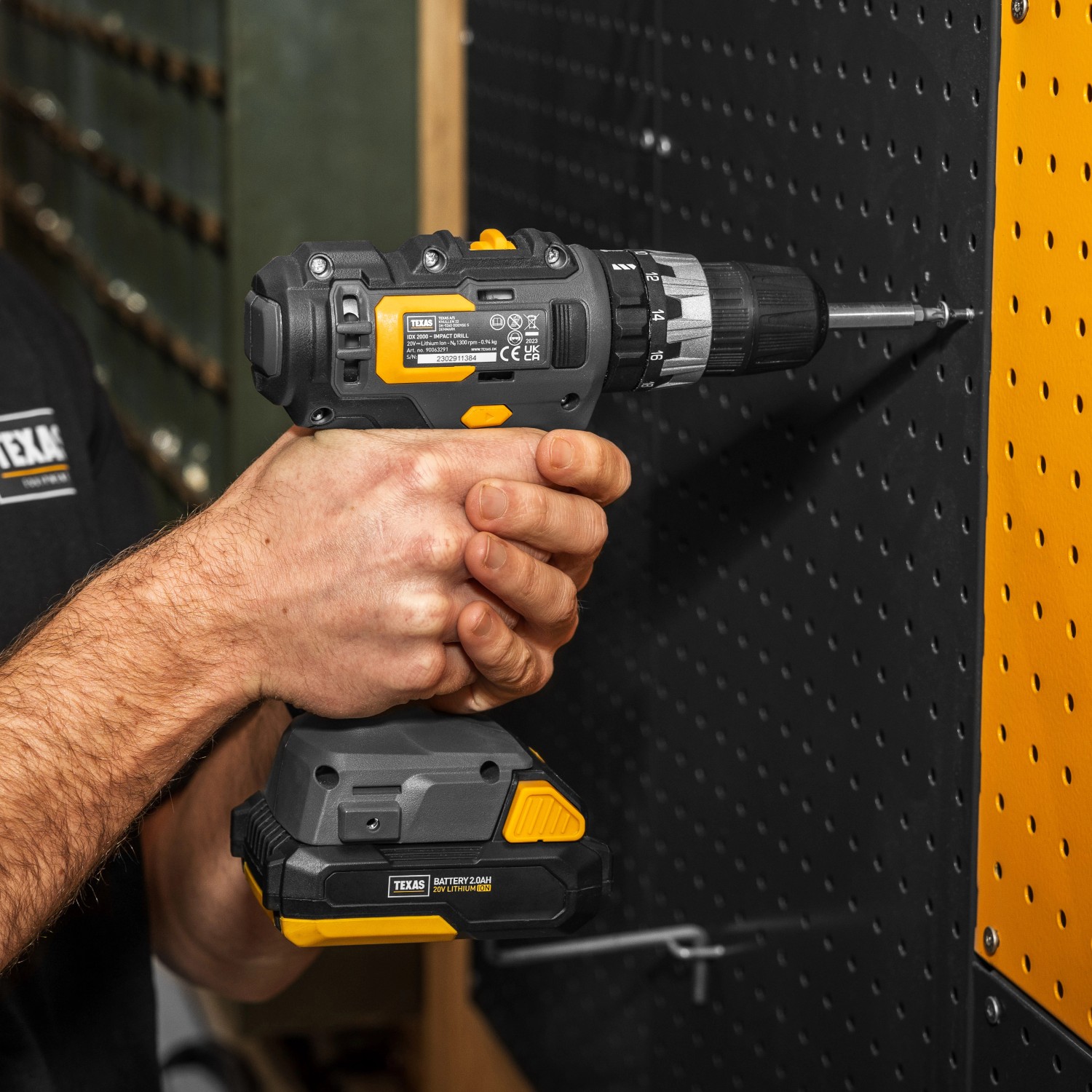 Texas 20V Akku-Schlagbohrmaschine IDX2000 beim Schrauben in eine Wand.