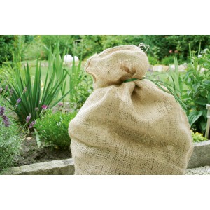 Jutesack (50 kg) im Garten, 2er-Set. Natürlicher Winterschutz und Deko.