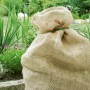 Jutesack (50 kg) im Garten, 2er-Set. Natürlicher Winterschutz und Deko.