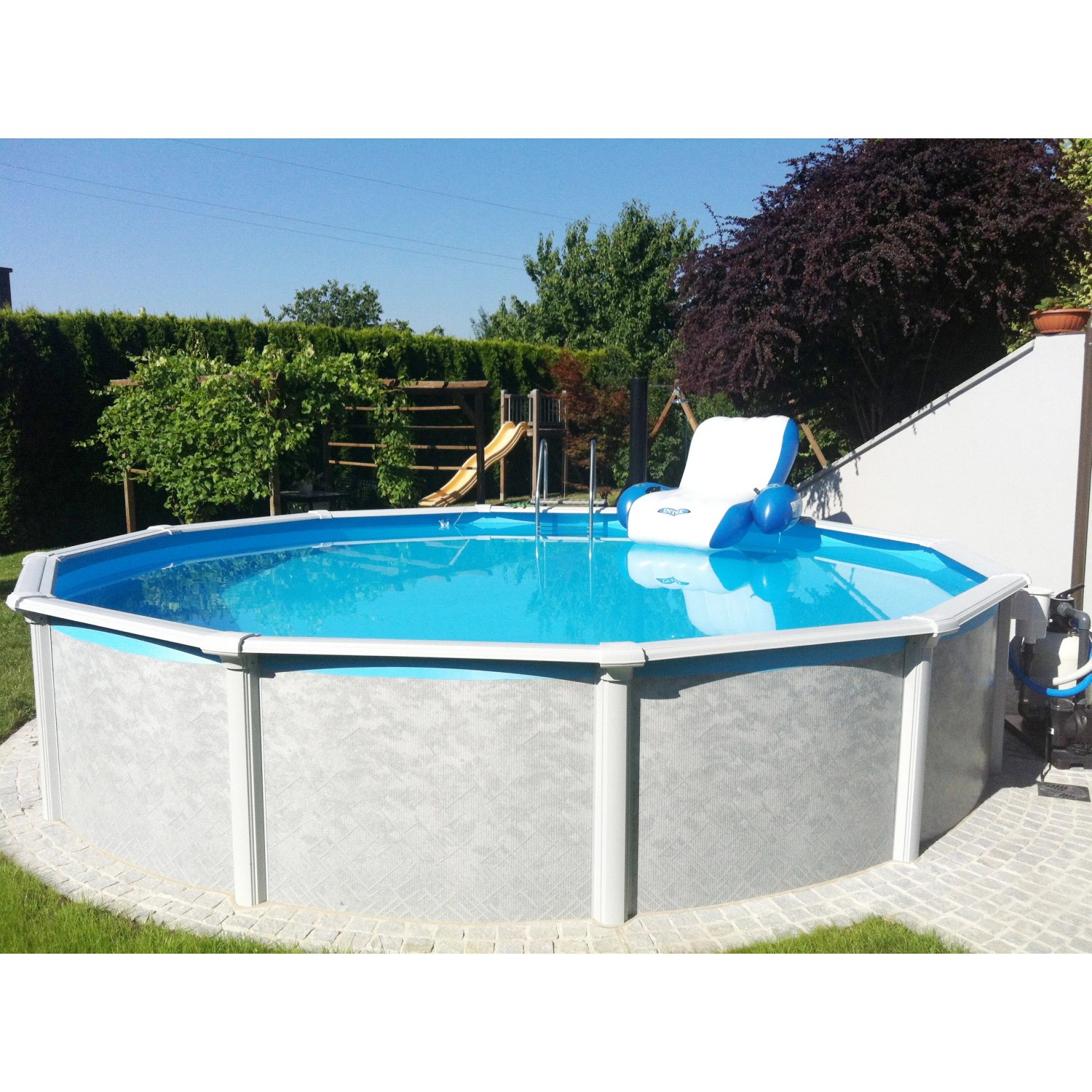 Steinbach Stahlwandpool-Set Grande, Ø 366 cm, mit Pool-Zubehör und blauem Wasser.