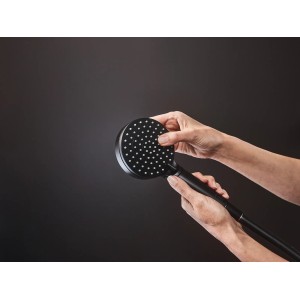 Hansgrohe Vernis Shape Duschkopf in Mattschwarz, Teil des Duschsystems, gehalten von Händen.