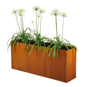 Rostfarbenes bellissa Corten-Hochbeet PANNELLO 80 S aus Metall, modular. Bepflanzt mit weißen Blumen.
