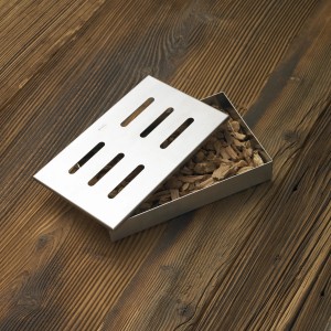 Rösle Räucherbox aus Edelstahl mit Holzchips für aromatischen Rauchgeschmack beim Grillen.