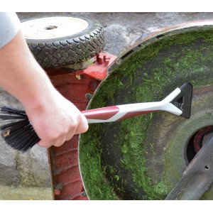 Sonneck Rasenmäherbürste im Einsatz zur Reinigung eines Rasenmähers.